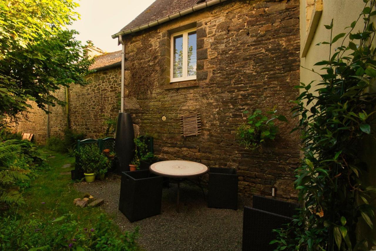 Auberge Le Canard Qui Rit Plélauff Exterior foto
