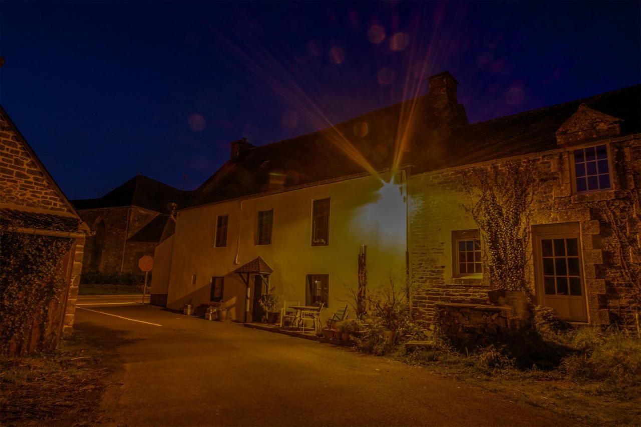 Auberge Le Canard Qui Rit Plélauff Exterior foto